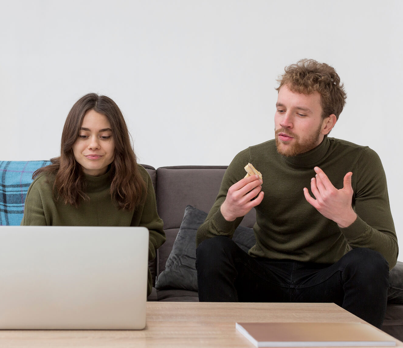 copy-space-male-woman-eating-lunch 2